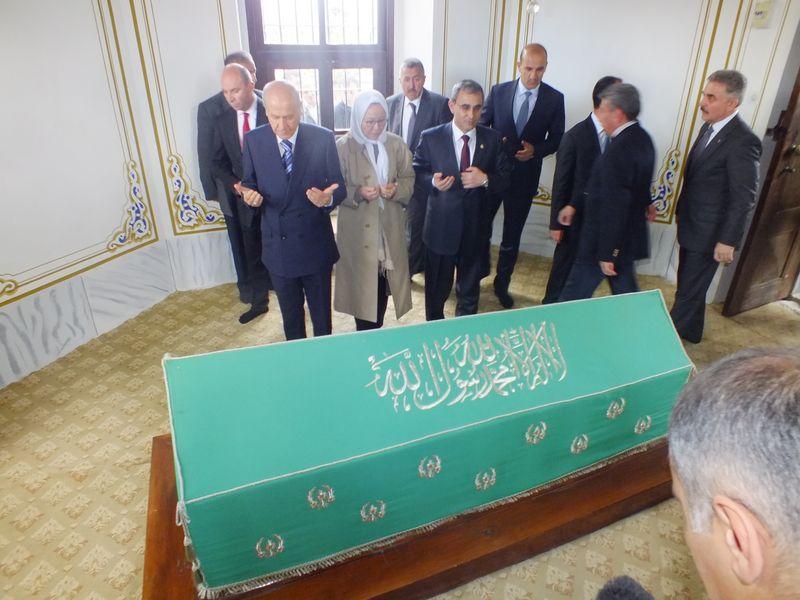 Bahçeli çay bahçesinde Ferdi Tayfur'un şarkısını söyletti