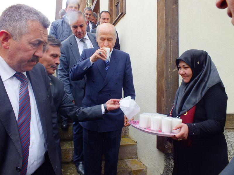 Bahçeli çay bahçesinde Ferdi Tayfur'un şarkısını söyletti