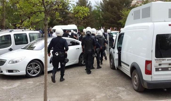 Dicle Üniversitesi'nde afiş asma tartışması