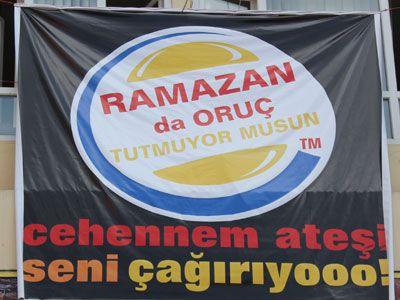 Üniversiteli solcuların 1 Mayıs afişi dikkat çekti