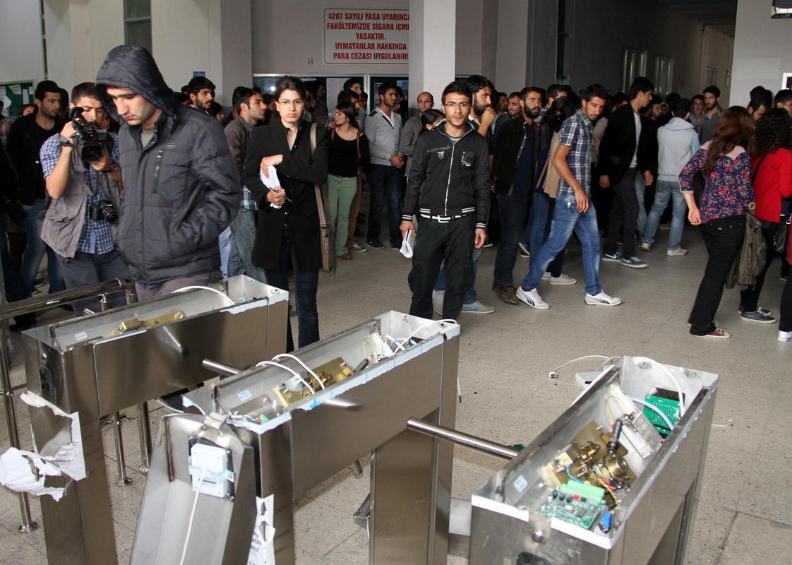 Dicle Üniversitesi'nde afiş asma tartışması