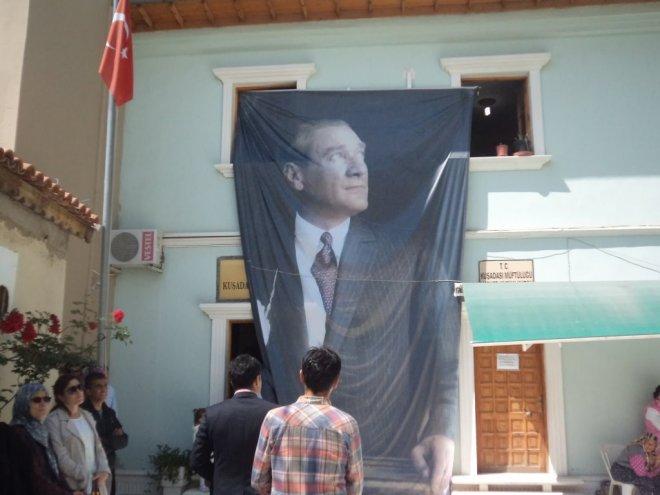 Kutlu Doğum etkinliği  için camiye  Atatürk posteri astılar