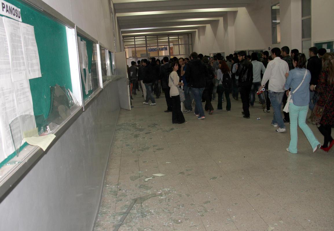 Dicle Üniversitesi'nde afiş asma tartışması