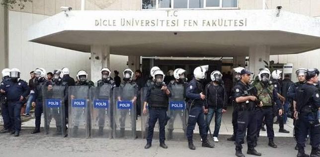 Dicle Üniversitesi'nde afiş asma tartışması