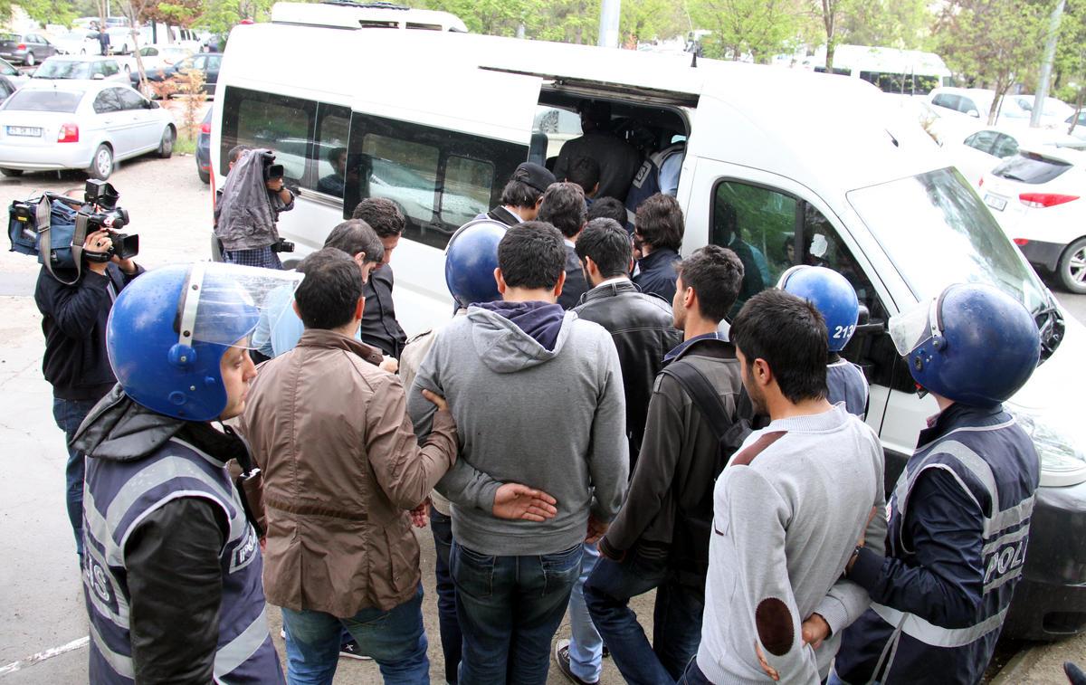 Dicle Üniversitesi'nde afiş asma tartışması