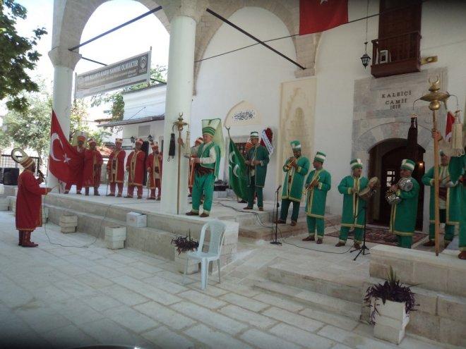 Kutlu Doğum etkinliği  için camiye  Atatürk posteri astılar