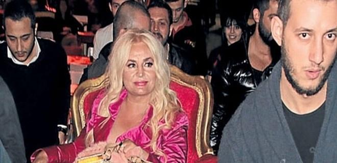 Afrodit Banu Alkan'ı tahtırevanla taşıdılar