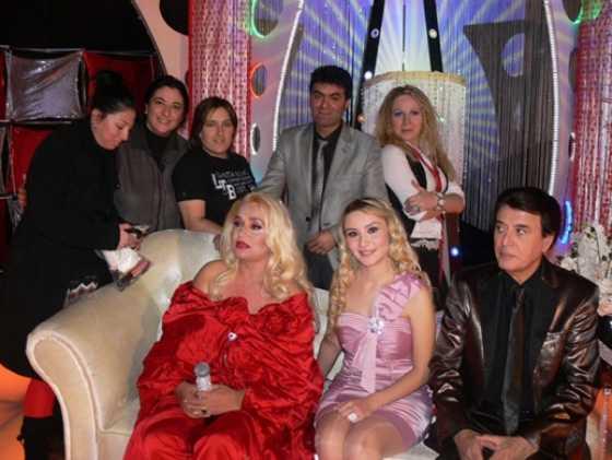 Afrodit Banu Alkan'ı tahtırevanla taşıdılar