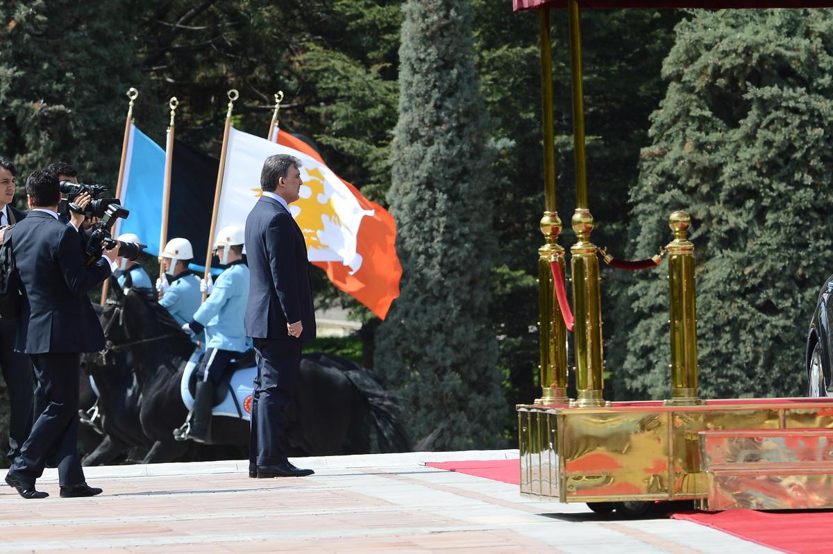 Gül, Letonya Cumhurbaşkanı'nı atlı birliklerle karşıladı İZLE