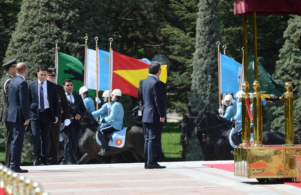 Gül, Letonya Cumhurbaşkanı'nı atlı birliklerle karşıladı İZLE