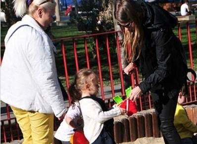 Tuba Ünsal kızı Sare ile parkta eğlendi