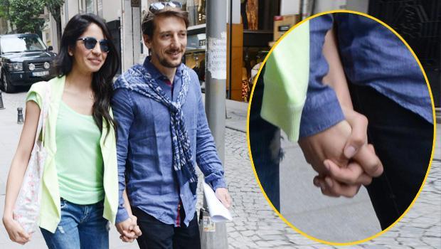 Engin Hepileri sevgilisiyle el ele