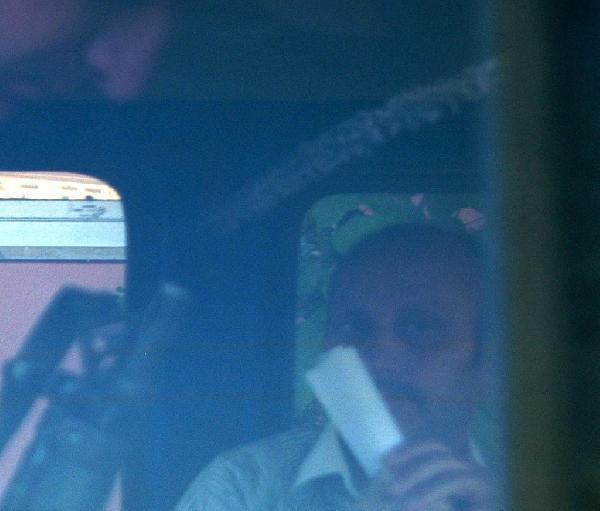 Anne ve babasını 300 parçaya böldü İZLE