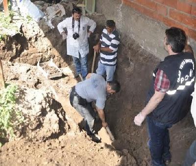 Anne ve babasını 300 parçaya böldü İZLE