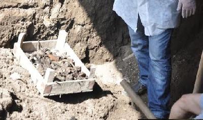 Anne ve babasını 300 parçaya böldü İZLE