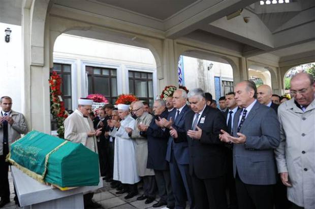 Necdet Özel kayınpederini son yolculuğuna uğurladı