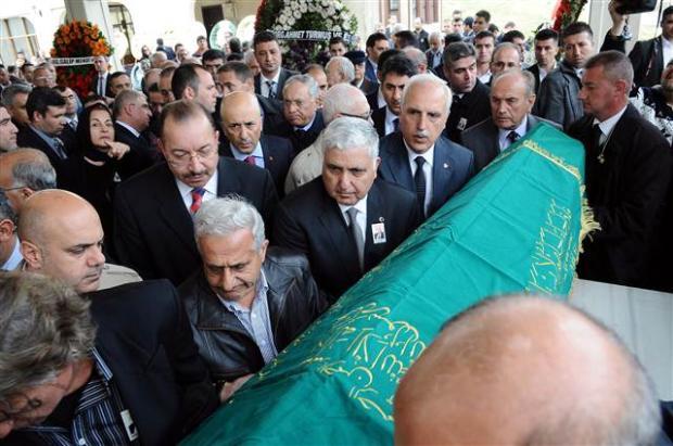 Necdet Özel kayınpederini son yolculuğuna uğurladı