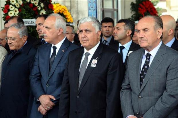 Necdet Özel kayınpederini son yolculuğuna uğurladı