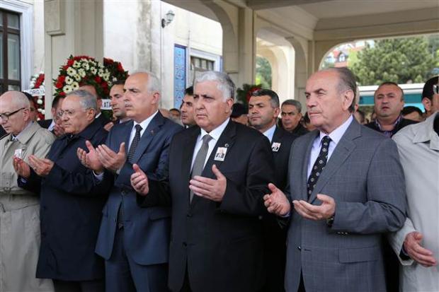 Necdet Özel kayınpederini son yolculuğuna uğurladı