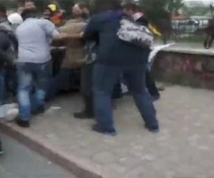 Şişli'de bir polis linçten son anda kurtarıldı İZLE