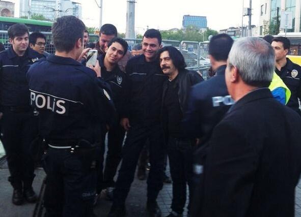 Okan Bayülgen Taksim'de polislerle poz verdi