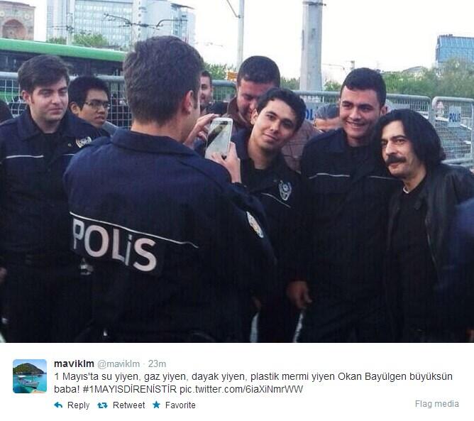 Okan Bayülgen Taksim'de polislerle poz verdi