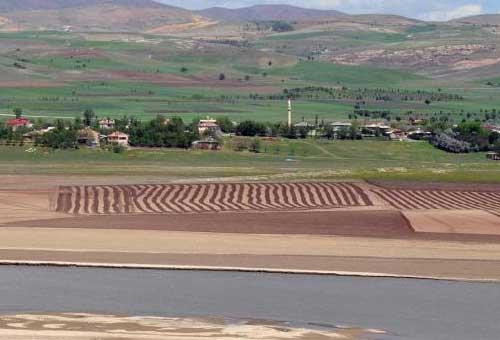 Suların çekildiği Keban Baraj'ında tarlalar ortaya çıktı