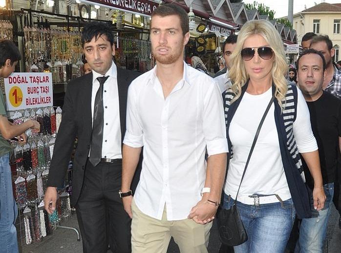 Seda Sayan'dan Oğulcan'a mezuniyet hediyesi