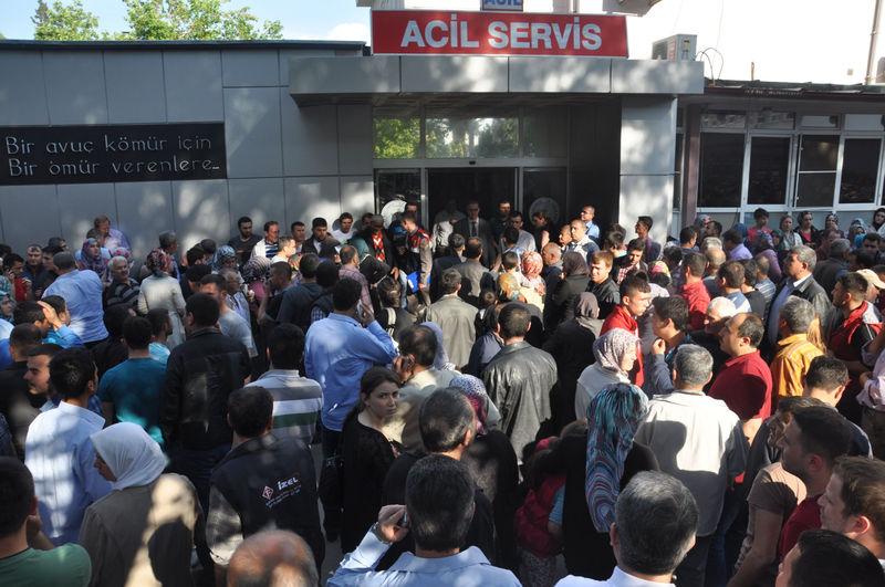 Soma Devlet Hastanesi'nin önünde acı bekleyiş