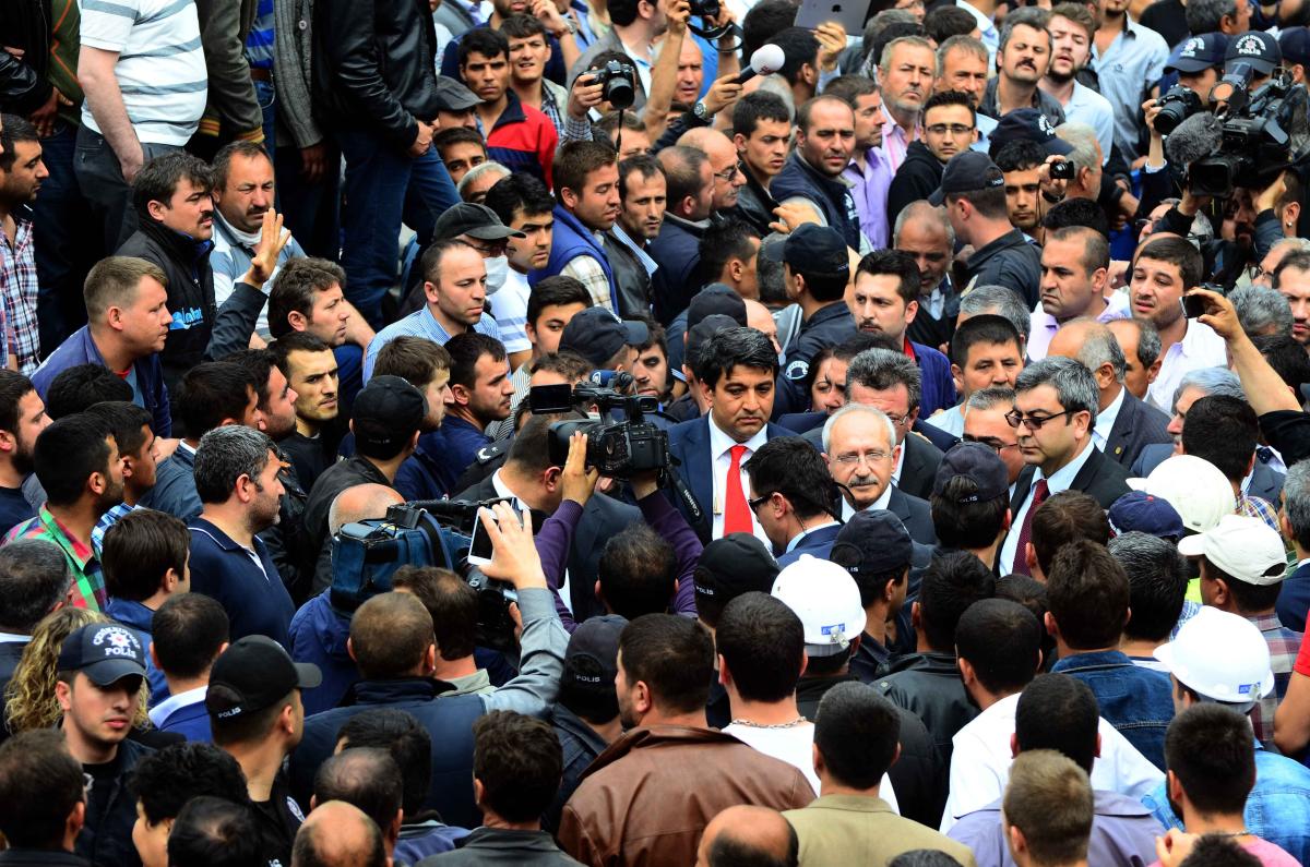 Kılıçdaroğlu Soma'daki kazaların listesini gösterdi