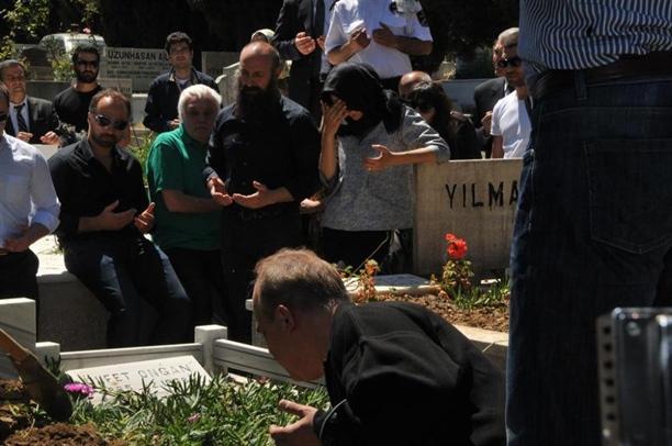 Halit Ergenç annesini göz yaşlarıyla uğurladı