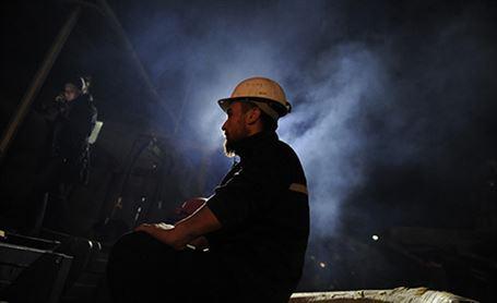 Hayatını kaybeden madencilerin eşyalarını çaldılar