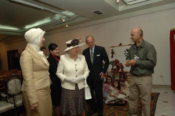 2. Elizabeth'e gölge oyunu gösterisi İZLE