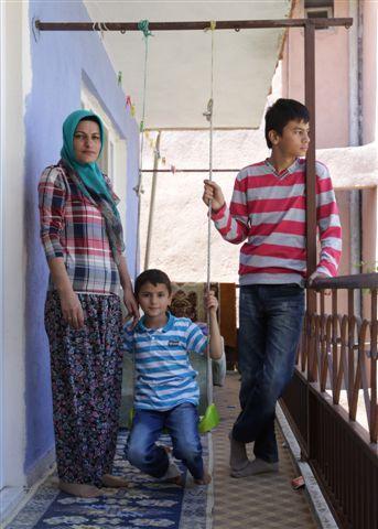 Babası madende ölen Mehmet Ali'yi annesi yanına aldı