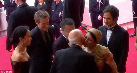 İranlı oyuncu Leyla Hatemi öpücük için özür diledi