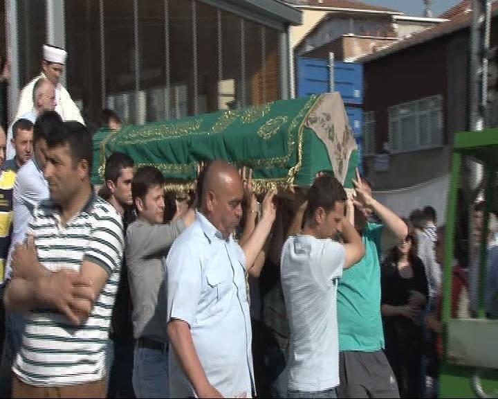 Boğaziçi Köprüsü'nden atlayan Burcu Namlı toprağa verildi