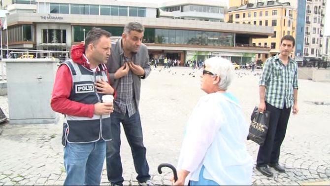 Taksim'de yaşlı teyzeden polislere koyun olmayın tepkisi