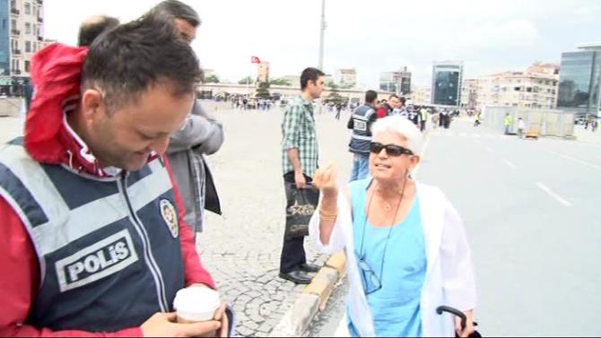 Taksim'de yaşlı teyzeden polislere koyun olmayın tepkisi