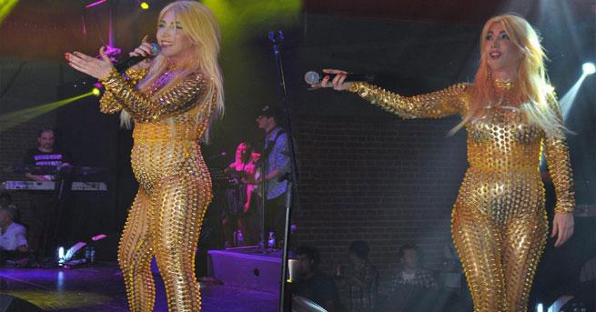 Hande Yener'in ilginç kıyafeti İZLE