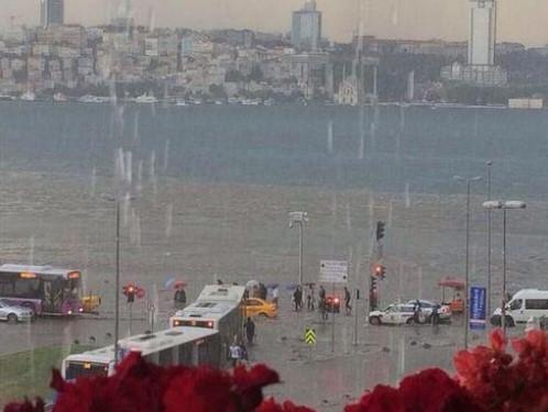 Şiddetli yağmur sonrası Üsküdar'ı su bastı