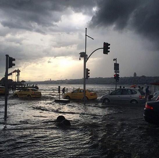 Şiddetli yağmur sonrası Üsküdar'ı su bastı