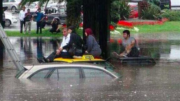Şiddetli yağmur sonrası Üsküdar'ı su bastı