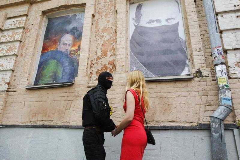 Ukrayna milliyetçileri Azov taburuna katıldı