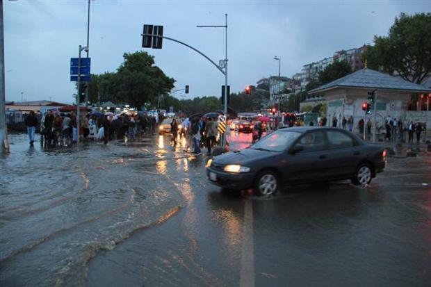 Üsküdar'da yine denizle kara birleşti - İzle