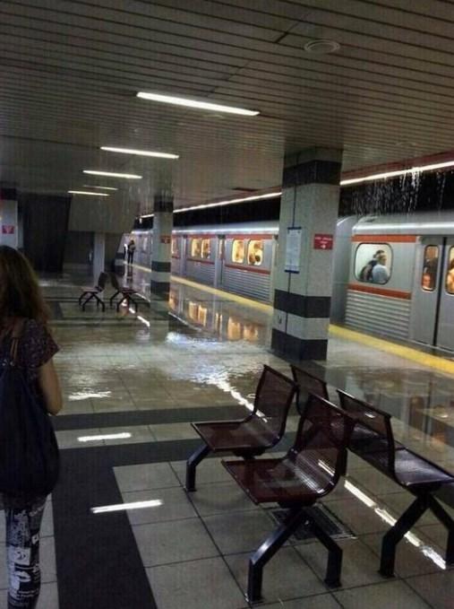 Ankara'da metroyu su bastı İZLE