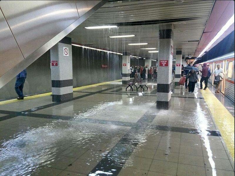 Ankara'da metroyu su bastı İZLE
