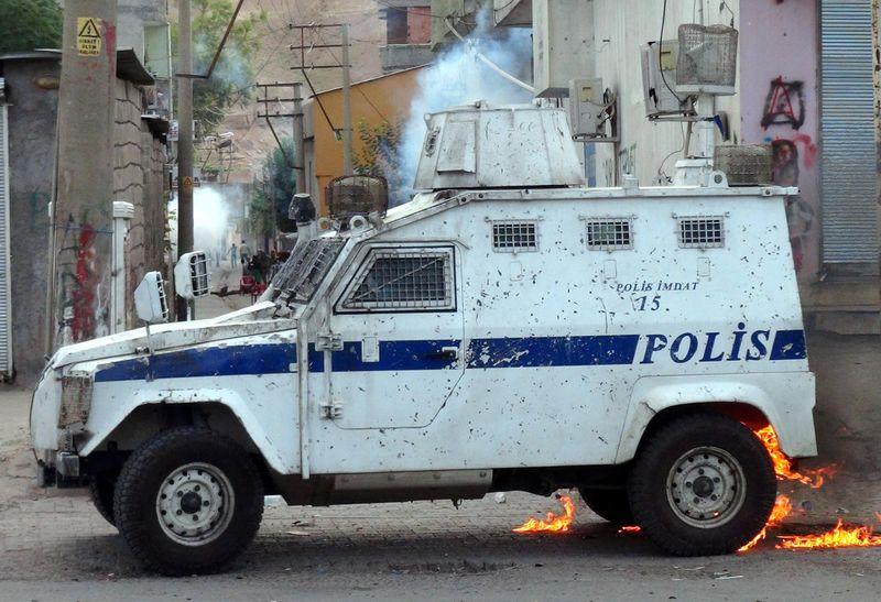 Polisten Şırnak'taki eylemcilere: Adam gibi eylem yapın