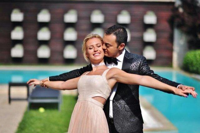 Serdar Ortaç boy farkı yüzünden takoz kullandı