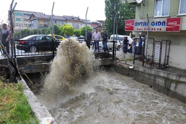 İstanbul'da yağmur sonrası sel baskınları oldu