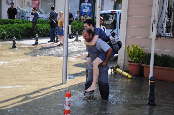 İstanbul'da yağmur sonrası sel baskınları oldu